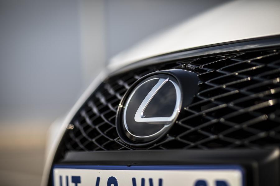 Логотип Lexus RC350 F-Sport 2019 года  (ZA) (фото 21 из 25)